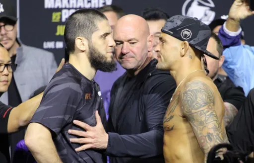 Махачев задушил Порье и защитил пояс чемпиона UFC в легком весе