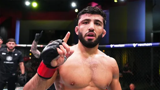Занимался хоккеем, работал на стройке и прошел чемпиона UFC: как Арман Царукян стал звездой ММА
