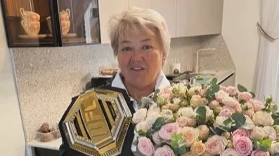 Петр Ян опубликовал фото мамы с чемпионским титулом UFC