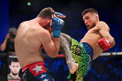 В главном бою Bellator 291 Амосов нанес 266 точных ударов, Сторли – 103