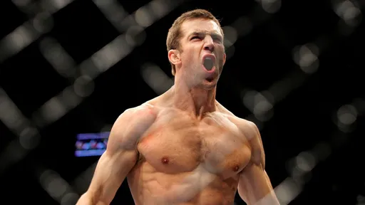 Экс-чемпион UFC Рокхолд заявил, что бокс – спорт для слабаков