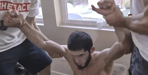 Боец UFC Билдер рассказал о «кошмарном состоянии» Махачева перед UFC 284