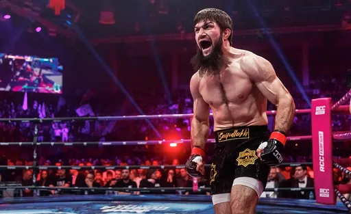 Россиянин Сайфуллах победил иранца Молламахди на турнире Karate Combat 54