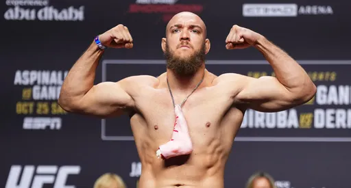 Вальтер Уокер одержал пятую победу подряд, победив Петерсена на турнире UFC в Абу-Даби