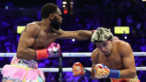 Эннис нокаутировал Зайаса и завоевал титулы WBO и WBA