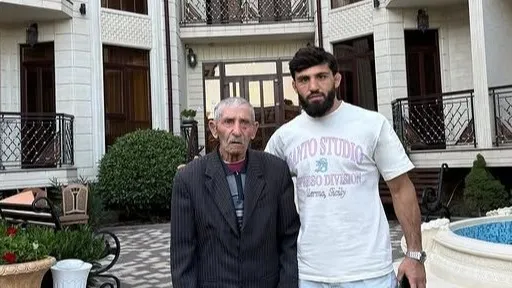 Царукян сфотографировался со своим прадедом, которому 101 год