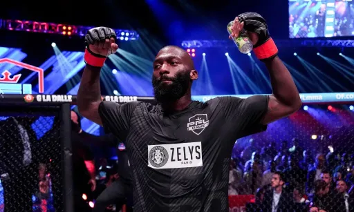 PFL перехватил звезду у UFC: Думбе вышел на бой с матрасом, уничтожил соперника за 9 секунд и шокировал Мбаппе