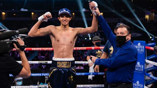 Фундора сенсационно победил Цзю и завоевал титулы WBO и WBC