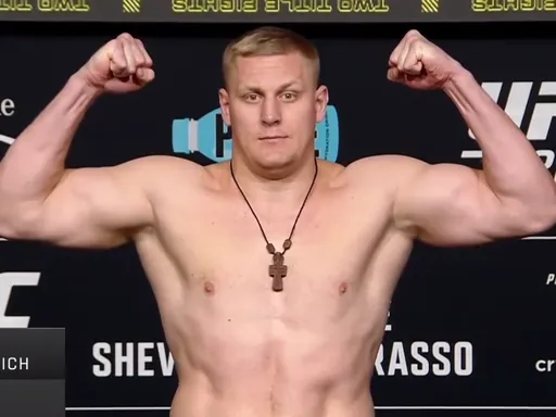 Страхующий главное событие UFC 285 Павлович уложился в лимит тяжелого веса