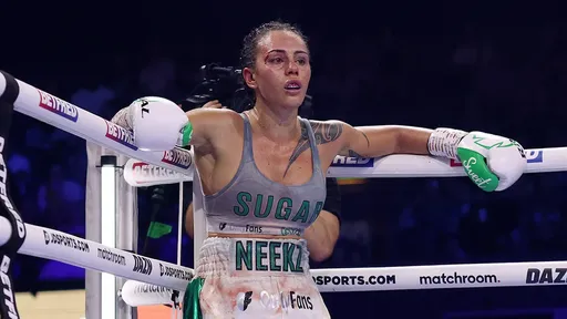 Джонсон победила Хьюз техническим нокаутом и защитила титул WBA