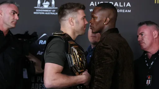 Пэйдж считает, что Адесанья может нокаутировать Дю Плесси на UFC 305