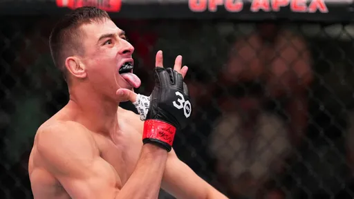 Торрес снялся с боя против Дариуша на турнире UFC 327