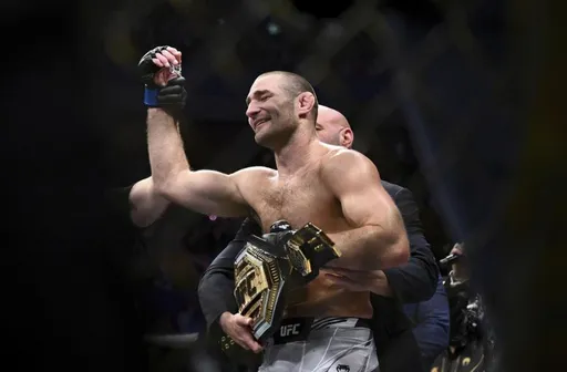 Новый чемпион UFC Стрикленд признался, что застрелил бездомную собаку