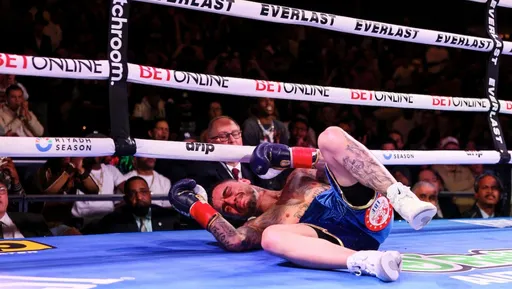 Появилось видео нокаута Хитчинса в бою с Камбососом за титул IBF