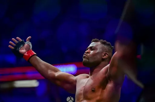 «Я делал это ради выживания». Бывший чемпион UFC Нганну показал, как работает на песчаном карьере