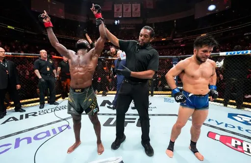Чемпион UFC Стерлинг подшутил над своей физической формой после боя с Сехудо