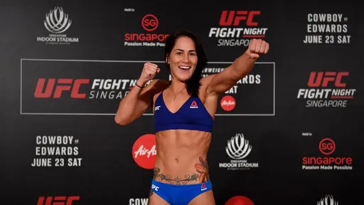 Боец UFC Ай опубликовала фото в купальнике
