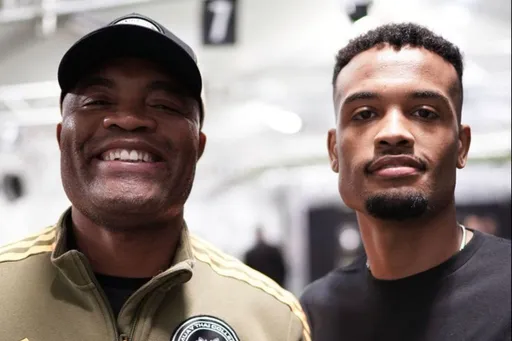 Сын экс-чемпиона UFC Сильвы отправил в нокаут ММА-блогера в боксерском поединке