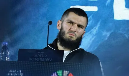 Бетербиев – о гонораре за бой с Николсоном: на хлеб с маслом хватит
