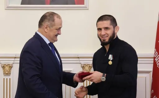 Глава Дагестана Меликов наградил Махачева медалью «За заслуги в области физической культуры и спорта»