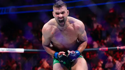 Дю Плесси и Чимаев провели дуэль взглядов перед боем на турнире UFC 319