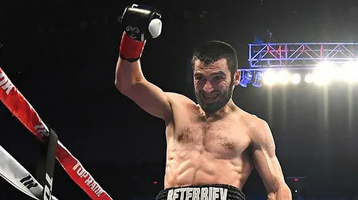 Олег Саитов рассказал, чем Бетербиев удивил его в бою против Смита