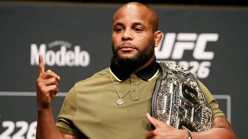 Кормье считает, что UFC нужно лишить Джонса титула и прозвать Аспиналла регулярным чемпионом