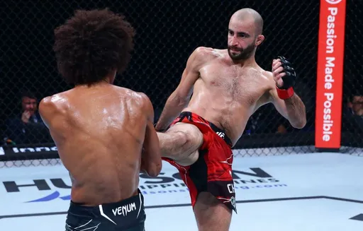 Грузинский боец UFC Чикадзе сломал руку американцу Касересу в первом раунде