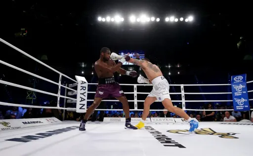 Боевая неделя: скандальная победа Усика, спорная ничья на Hardcore Boxing и чемпионский бой Цзю