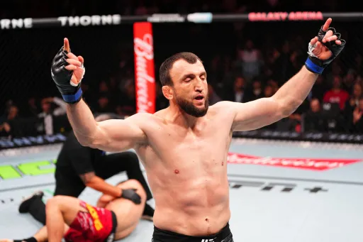 Салихов снялся с боя против Мэттьюза на турнире UFC в Макао
