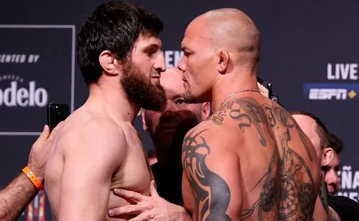 Анкалаев нокаутировал Смита на турнире UFC 277