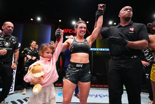 Дерн победила Рибас сабмишном в главном бою UFC Vegas 101