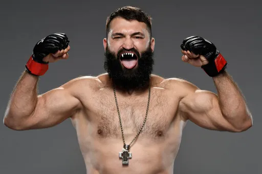 Экс-чемпион UFC Орловский подрался с толпой молодых пранкеров