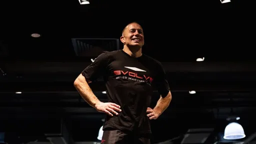 Бывший чемпион UFC Сен-Пьер посетил Колизей