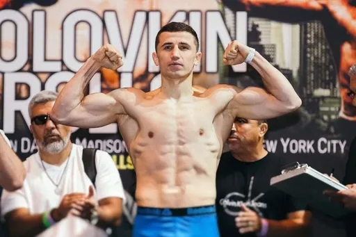Мадримов нокаутировал Курбанова и завоевал вакантный титул WBA в первом среднем весе