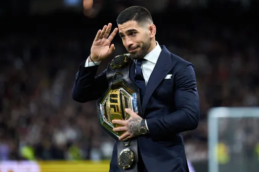 Топурия стал первым непобежденным бойцом, завоевавшим титулы UFC в двух весовых категориях