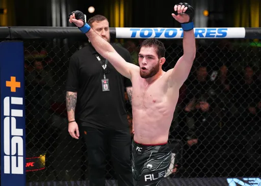 Таджикистанец Алиев победил американца Солеки на турнире UFC Fight Night 249