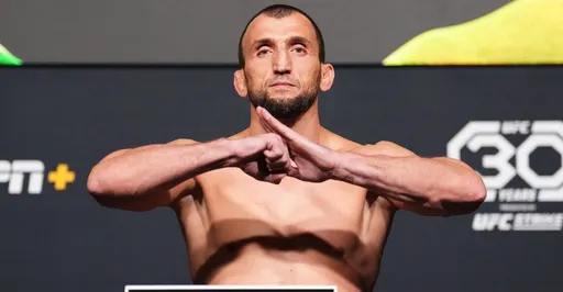 Россиянин Салихов подписал новый контракт с UFC