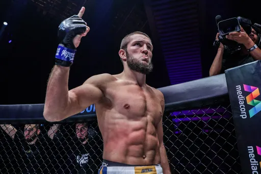 Россиянин Изагахмаев победил узбека Бойназарова сабмишном на турнире Karate Combat 54