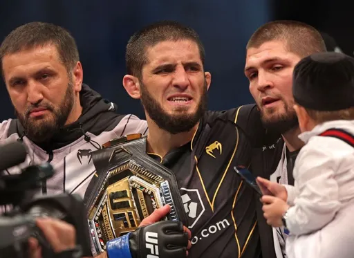 Чемпион UFC Махачев продемонстрировал навыки бросков перед реваншем с Оливейрой
