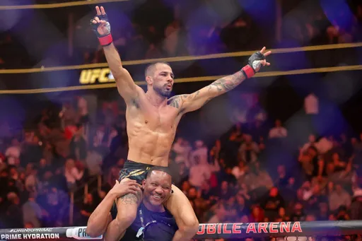 Пантожа и Ван провели дуэль взглядов на турнире UFC 317