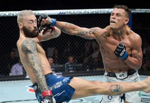 Стали известны обладатели бонусов по итогам турнира UFC 301