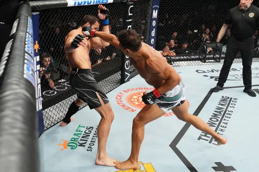 Коста победил Рокхолда решением судей на UFC 278