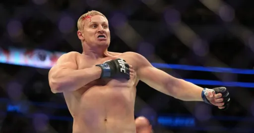 Тяжеловес UFC Павлович рассказал, за что в детстве получил подзатыльник от отца