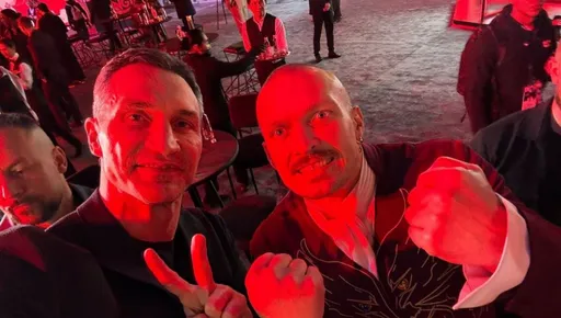 Владимир Кличко показал фото с Усиком перед его реваншем с Фьюри