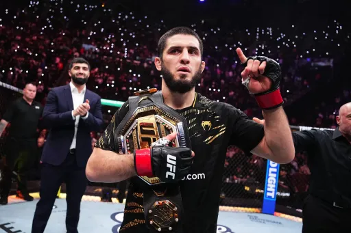Махачев и Жанг на пороге исторического достижения: только 10 человек в UFC брали два пояса за 32 года