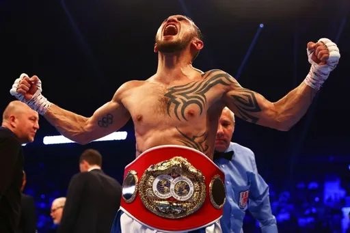 Рахимов победил Барретта техническим нокаутом и завоевал титул IBF