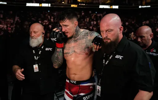 Чемпионский пояс UFC вместо дисквалификации: Ган сломал Аспиналла запрещенным ударом, а теперь заберет пояс