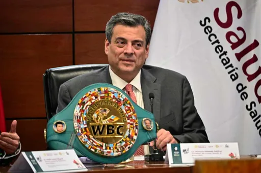 Президент WBC показал специальный пояс к бою Усик – Верхувен