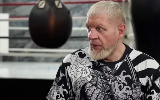 Александр Емельяненко показал, как заставляет жену улыбаться